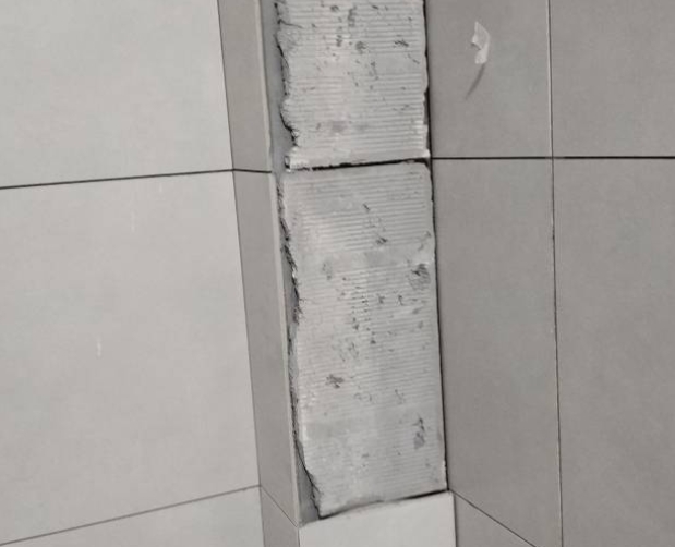 亳州市瓷砖空鼓维修公司分享下瓷砖施工前基层浇水润湿程度不足，可能导致以下问题